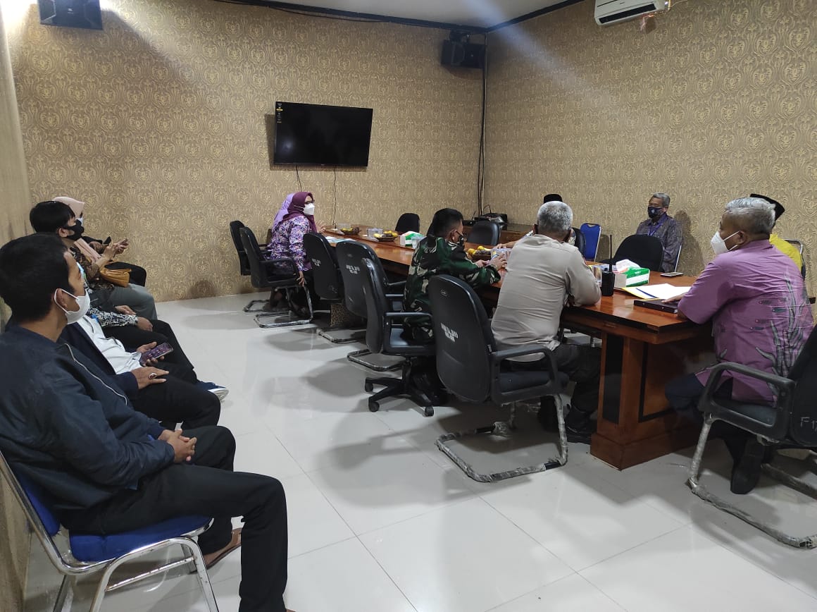 Agenda : Hari/tanggal   : Kamis, 03 Juni 2021 Waktu 	   : 13:00 WIB Tempat 	   : Aula Kantor Kecamatan Cisoka Perihal	   : Pembahasan Persiapan Vaksinasi Lansia Dalam rangka persiapan penyelenggaraan program Vaksinasi Lansia yang akan dilaksanakan oleh pemerintah Kabupaten Tangerang, Kecamatan Cisoka di wakili oleh Camat Bapak Ahmad Hapid, AP.M.Si serta didampingi Oleh Kasi Pemberdayaan bapak Arkat, S.Pd  mengajak Dan Ramil Kec Cisoka, Kapolsek Cisoka, Kepala Desa atau perwakilan, Kepala UPT Puskesmas Cisoka, Ketua MUI dan Ketua PGRI Kecamatan Cisoka untuk mempersiapkan Vaksinansi Lansia agar berjalan dengan lancar.  Untuk persyaratannya cukup membawa KTP dan sudah berumur di atas 60 tahun (Lansia) untuk Pendaftaran maksimal tanggal 4 Juni 2021 jam 16:00 Wib berangkat tanggal 9 Juni 2021 dan kumpul di kecamatan Cisoka karena vaksinasinya di Ice BSD dengan rombongan dari kecamatan Cisoka dapat jadwal jam 11.00  s.d 12.00 WIB Dengan adanya Vaksinasi ini bias memutus rantai penyebaran Covid19 dan semoga kedepannya Covid19 segera hilang dari wilayah Kecamatan Cisoka Khususnya dan umumnya Negara Indonesia tercinta ini.