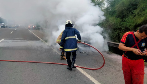 Mobil Terbakar Di Ruas Tol, Pemadam Kebakaran Pasar Kemis Lakukan Pemadaman.