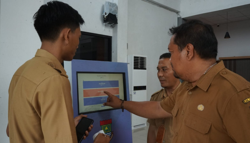 Diskominfo Kabupaten Tangerang saat uji coba aplikasi layanan antrean online