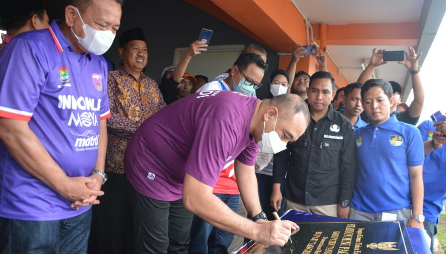 Ahmed Zaki Iskandar saat meresmikan Stadion Mini Pagedangan