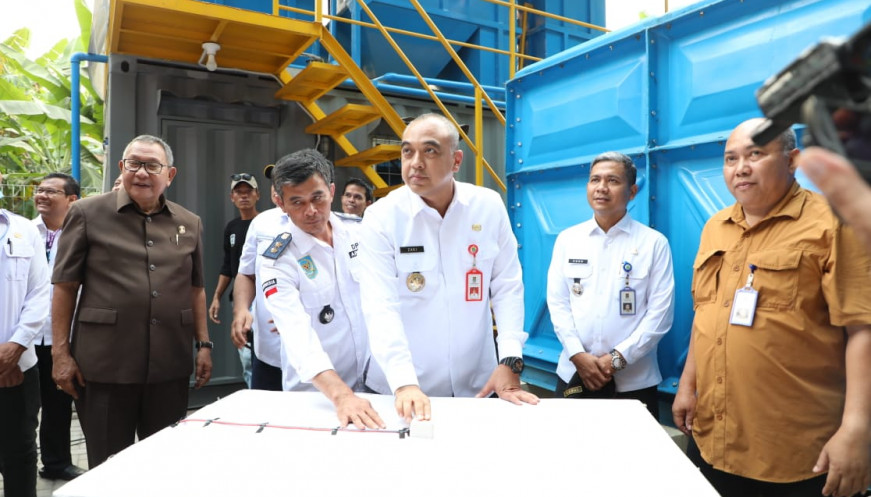 Bupati Tangerang, Ahmed Zaki Iskandar, saat meresmikan instalasi pengolahan air skala kecil
