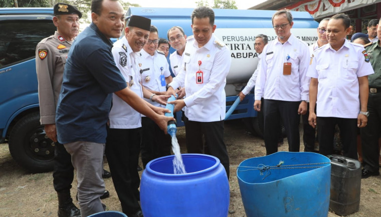 PWI, Perumda TKR, dan Pemkab Tangerang menyalurkan air bersih ke Desa Kohod, Pakuhaji