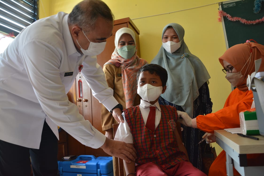 Bupati Tangerang Ahmed Zaki Iskandar saat meninjau vaksinasi di SDN Medang