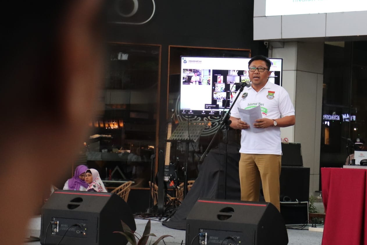 Kepala DLHK Kabupaten Tangerang, Achmad Taufik saat meluncurkan Bank Sampah Induk